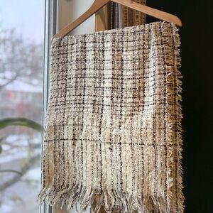 Elegant plaid fringe scarf – black & cream, oversized